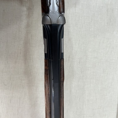 Espingarda de canos sobrepostos com coronha de madeira e detalhes metálicos