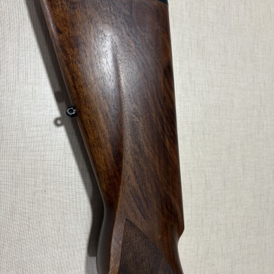 Coronha de madeira escura com pad preto e textura natural