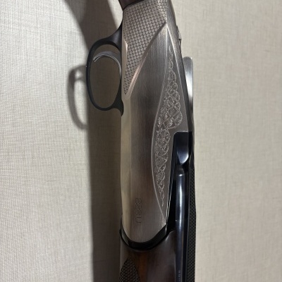 Espingarda com cabo em madeira e metal gravado