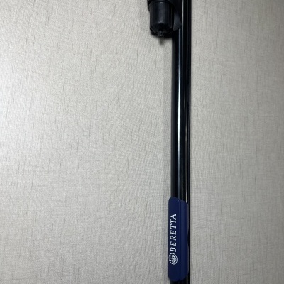 Arma longa com cabo em madeira e cano preto com etiqueta BERETTA