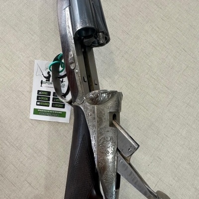 Espingarda de canos duplos aberta com cabo de madeira e metal gravado