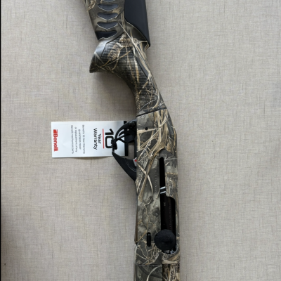 Espingarda de caça camuflada com etiqueta Benelli e garantia 10 anos