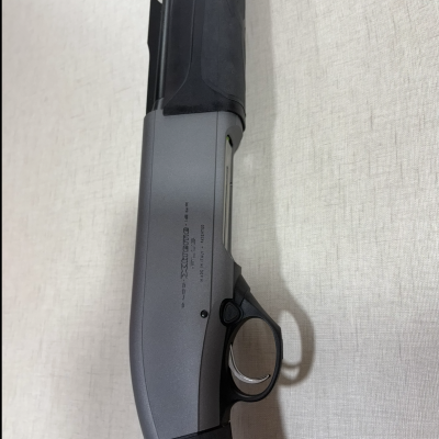 Espingarda preta e cinza XTREME cal .12 sobre fundo claro