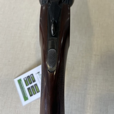 Espingarda com coronha de madeira e detalhes metálicos