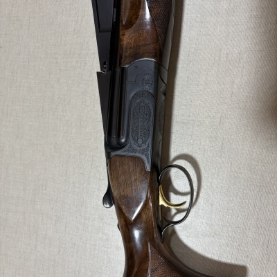 Espingarda Perazzi MX 2005 com detalhes em madeira e metal gravados