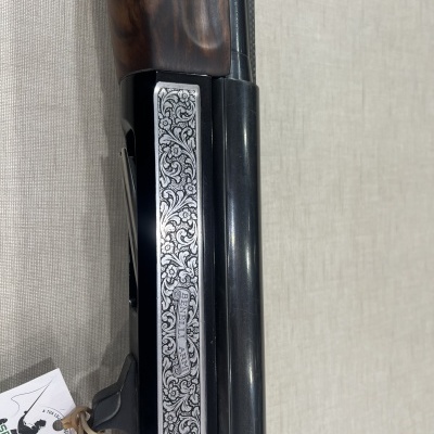 Espingarda de cano duplo com detalhes em metal gravado e madeira escura