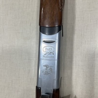 Espingarda de madeira e metal com gravações e texto FAIR PREMIER