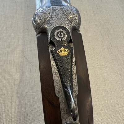 Espingarda com gravuras detalhadas e coroa dourada