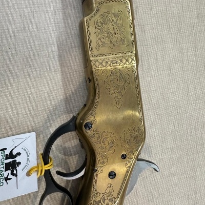 espingarda de caça com caixa dourada gravada e etiqueta SPORTARCO