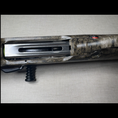 Parte superior de espingarda camuflada com detalhes metálicos