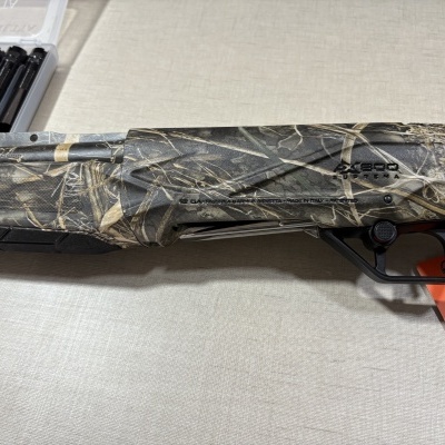 Espingarda caça Beretta camuflada A380 SUPREMA com caixa de cartuchos ao fundo