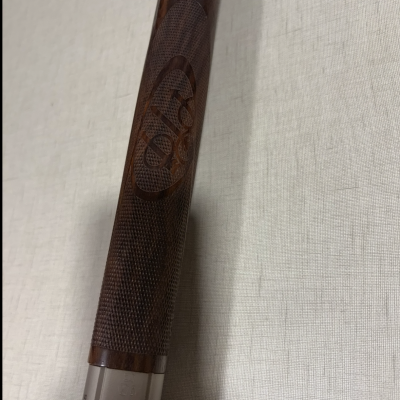 Espingarda com coronha em madeira castanha escura e metal prateado