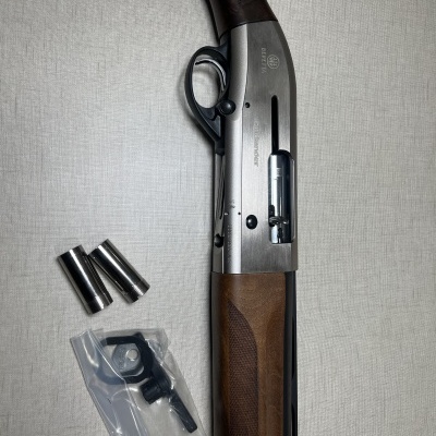 Espingarda com acabamento em metal e madeira com acessórios em plástico e metal
