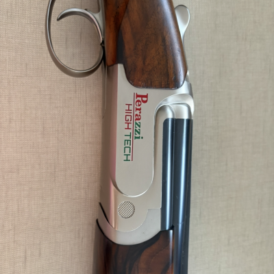 Espingarda Perazzi High Tech com madeira castanha e metal prateado