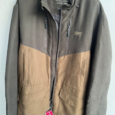 Casaco bicolor castanho HART pendurado num cabide azul