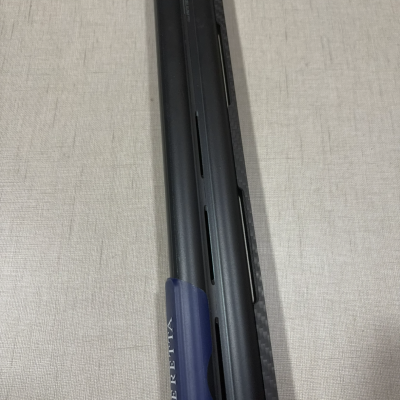 Cano de espingarda Beretta preto com apoio azul e texto BERETTA