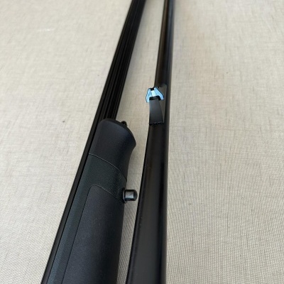 Duas armas de fogo pretas sobre tecido bege