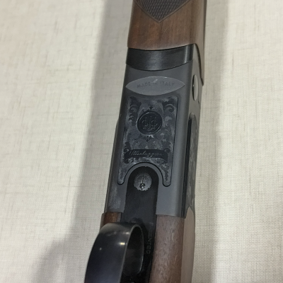 Arma de fogo de caça em madeira e metal com gravações decorativas