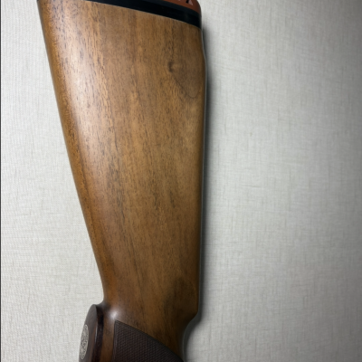 Espaçado estampilhado coronha de madeira de espingarda com acabamento em preto e detalhe recortado em madeira castanha