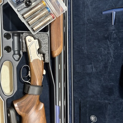 Espingarda Beretta em estojo azul com acessórios