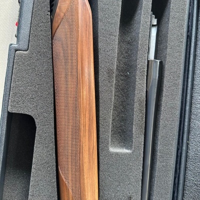 Espingarda com madeira polida em caixa com espuma preta