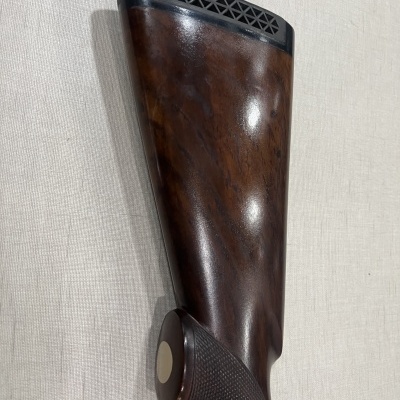 Coronha de arma de fogo em madeira castanha com acabamento em borracha preta