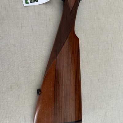 Espingarda coronha em madeira castanha com etiqueta branca