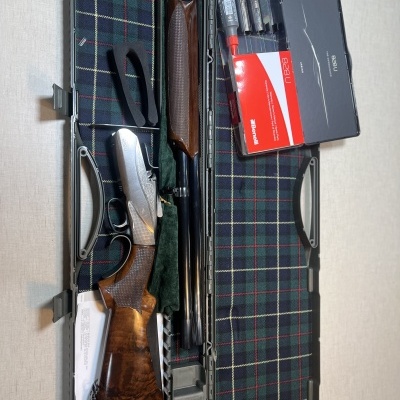 Estojo rígido aberto com escopeta desmontável e acessórios