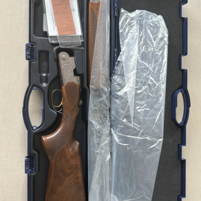 Estojo com espingarda desmontada e documentos com texto BERETTA