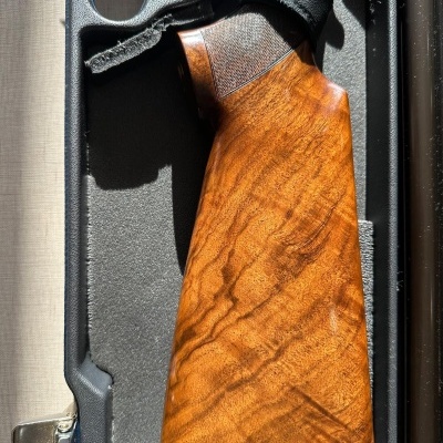 Cabo de espingarda de madeira castanha com correia preta dentro de estojo preto