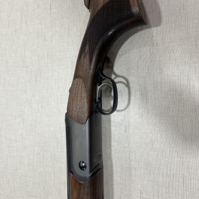 Espingarda com materiais em madeira castanha e metal cinza escuro