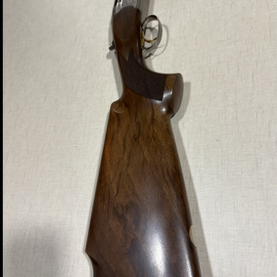 Espingarda de caça com coronha em madeira castanha e metal prateado