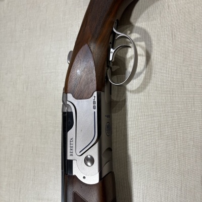 Espingarda de pressão Beretta 694 com madeira castanha e metal prateado