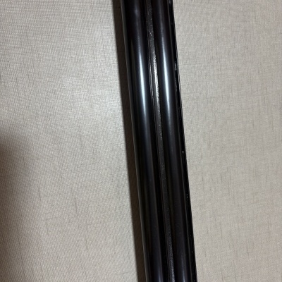 Tubo cilíndrico preto brilhante sobre fundo claro