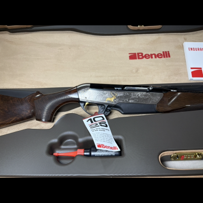 Espingarda Benelli numa caixa de transporte com manual e óleo.