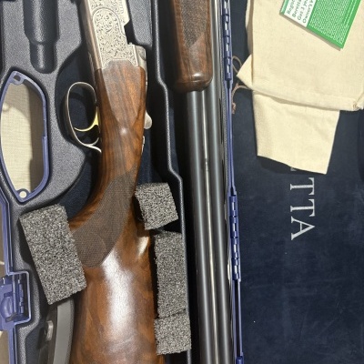 Espingarda Beretta com gravação ornamental em estojo com espuma e manual verde