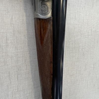 Espingarda com madeira trabalhada e cano duplo preto