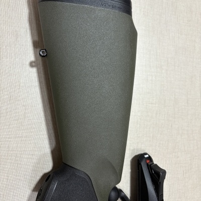 Coronha de arma verde-oliva e preta com textura fosca