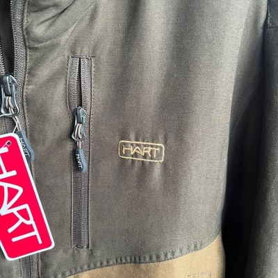 Casaco castanho e verde-oliva com bolso e etiqueta vermelha HART