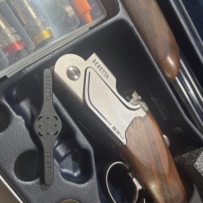 Parte de espingarda Beretta 694 em estojo com chave preta e acessórios.