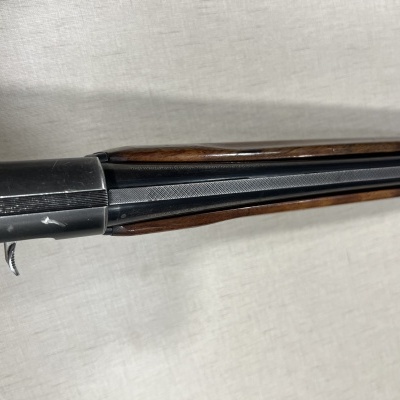 Espingarda de cano duplo com madeira e metal preto