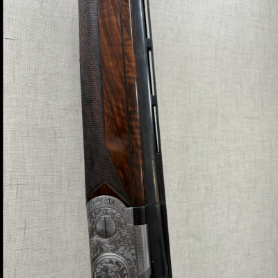 Espingarda com coronha de madeira castanha e metal gravado com motivos florais