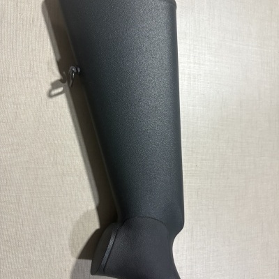 Parte traseira de arma preta com textura granulada