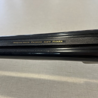 Espingarda com canos duplos preto brilhante e texto dourado