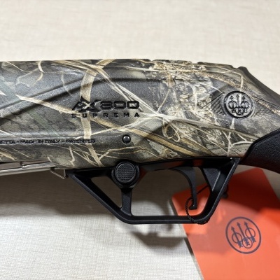 Coronha camuflada de espingarda com texto e etiqueta de marca Beretta