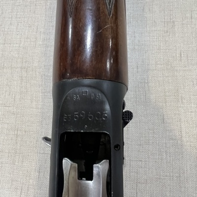 Arma de fogo de cano duplo com madeira castanha e metal preto, número 359605 gravado