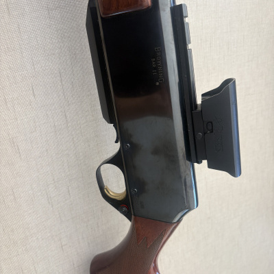 Espingarda Browning Bar II em madeira e metal com acessório Burris