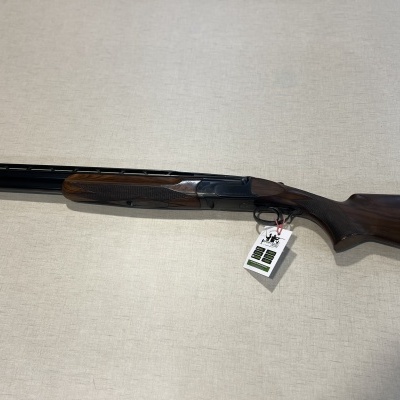 Espingarda de canos sobrepostos com madeira polida e canos pretos