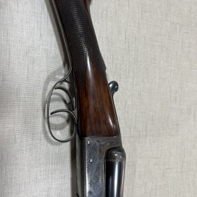 Espingarda de canos duplos com cabo em madeira e gatilhos duplos