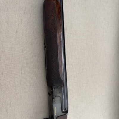 Espingarda Perazzi MX8 com acabamento em madeira e metal